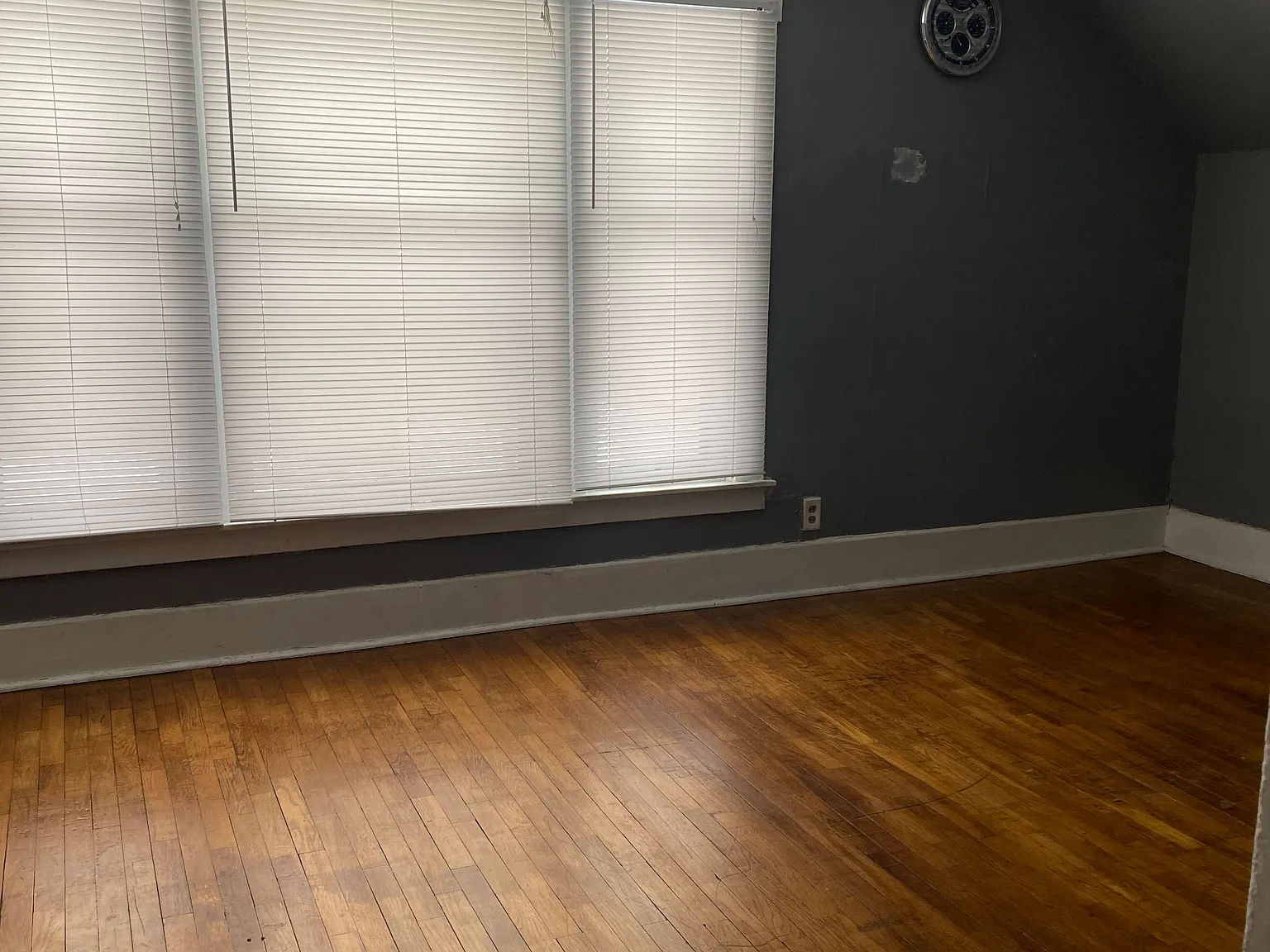 906 Larned St — Photo 2