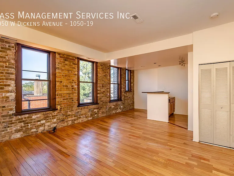 1050 W Dickens Ave #19 — Photo 1