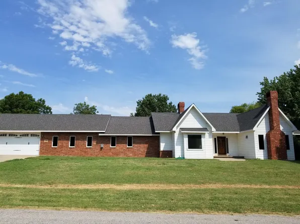 20 Braid Hill Dr, Winfield, KS 67156