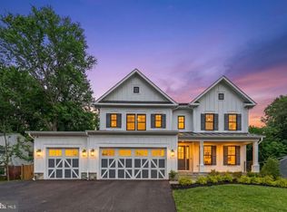 913 Hillcrest Dr SW, Vienna, VA 22180