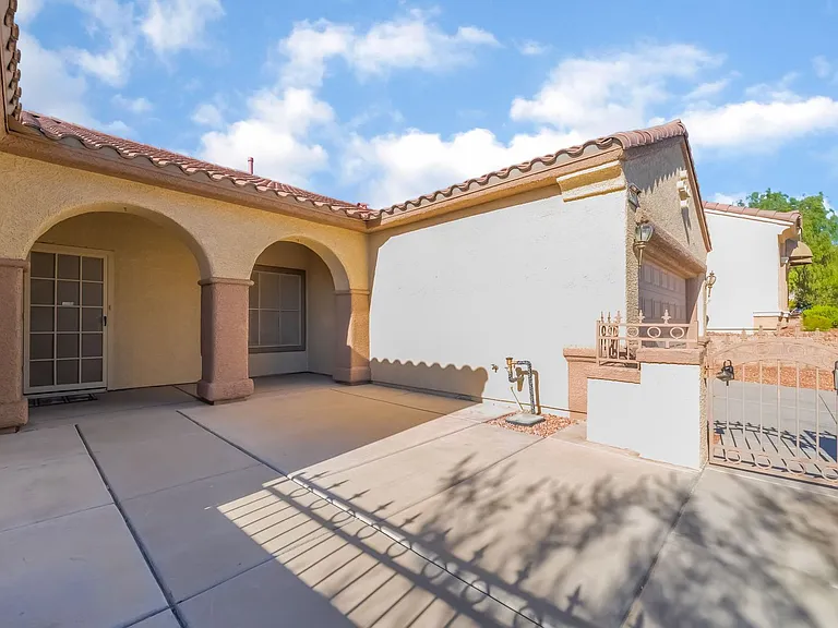 2571 Thatcher Ave — Photo 35