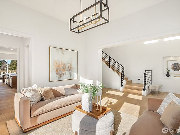 5th image of 507 Orcas Ave NE