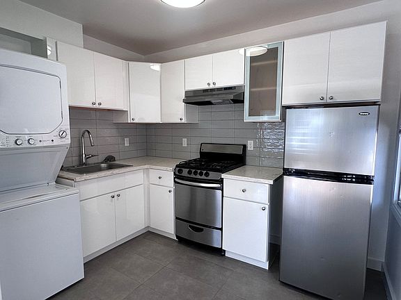 2nd image of 3210-3240 Vicente St #1