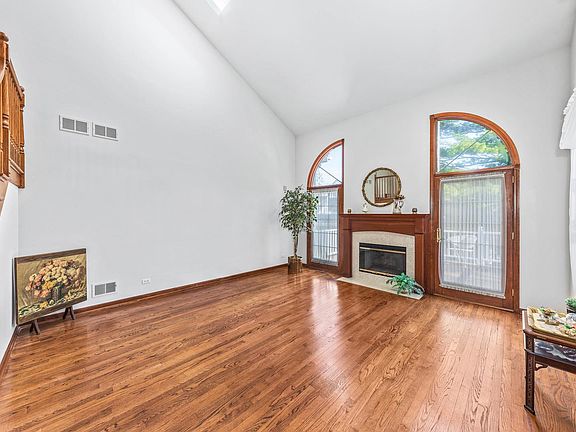 2nd image of 2S701 Parkview Dr