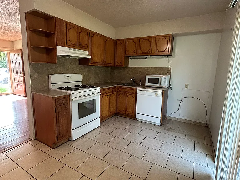 2260 S Park St — Photo 6