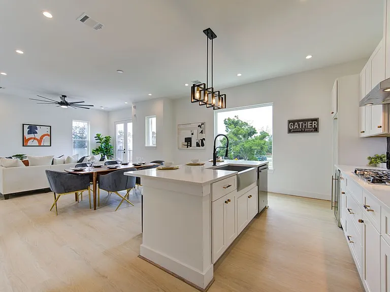 2310 Reinerman St — Photo 5