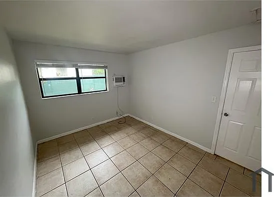 325 NW 15th St #7 — Photo 8