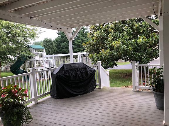 4th image of 410 Green Valley Dr