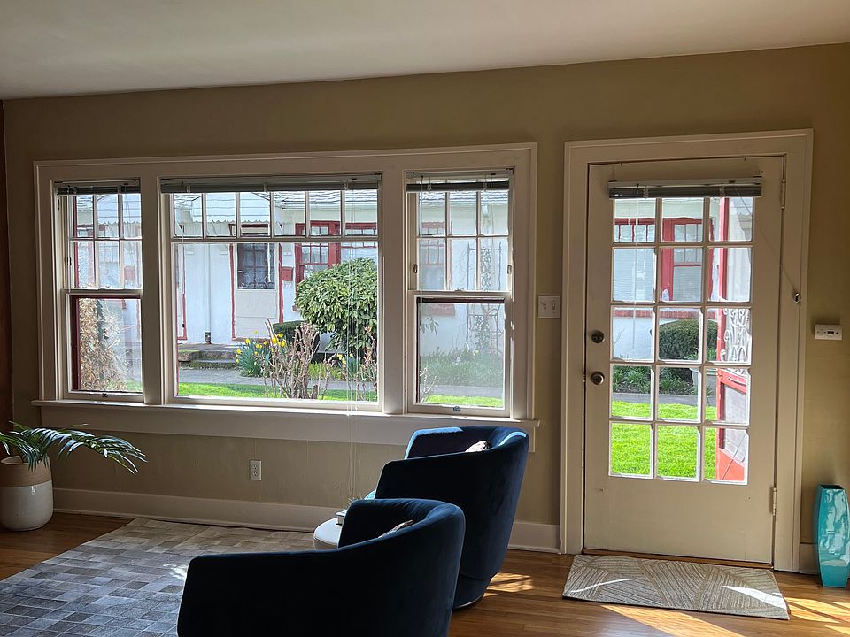 Livingroom courtyard windows