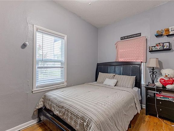 5th image of 276 S Coy St