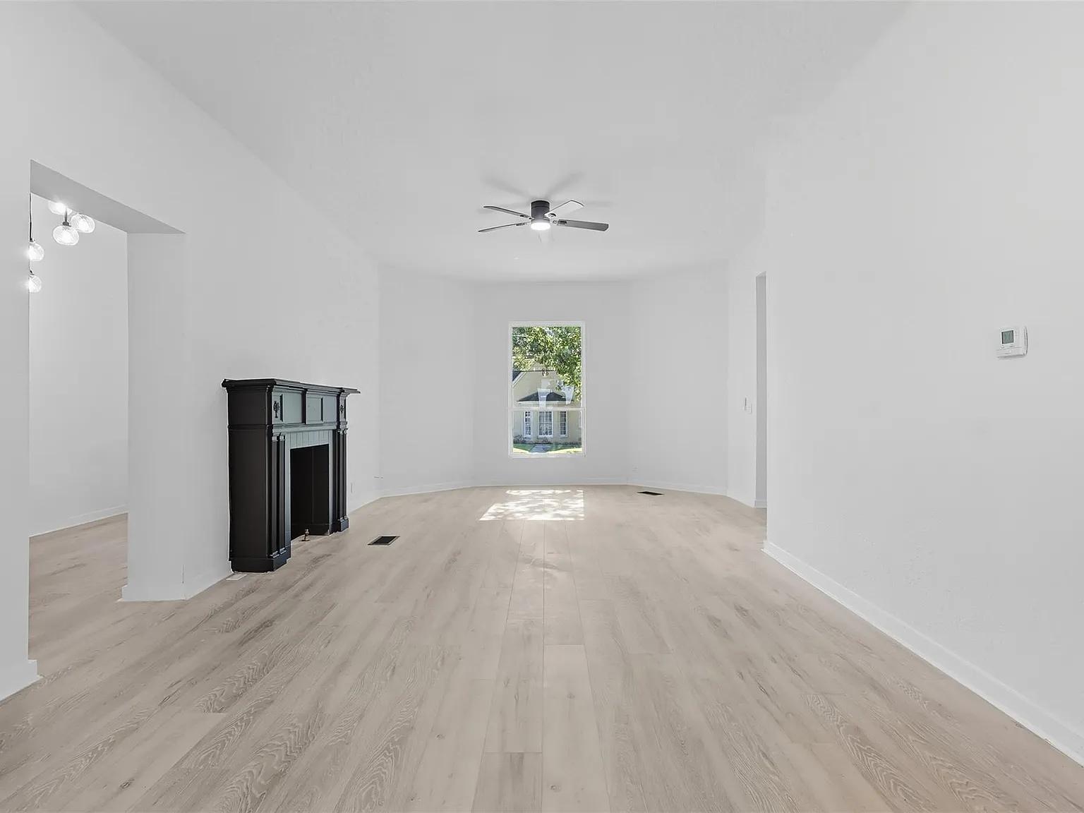 3 bed, 2.0 bath, 3705 sqft, $2,400 — Photo 4