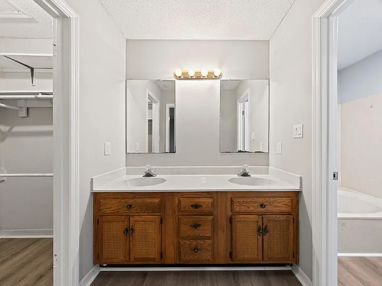 723 Prestwick Dr — Photo 17