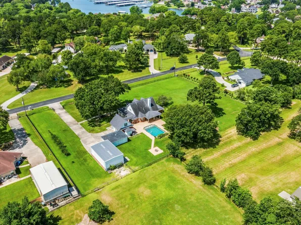 11443 Outpost Cove Dr, Willis, TX 77318