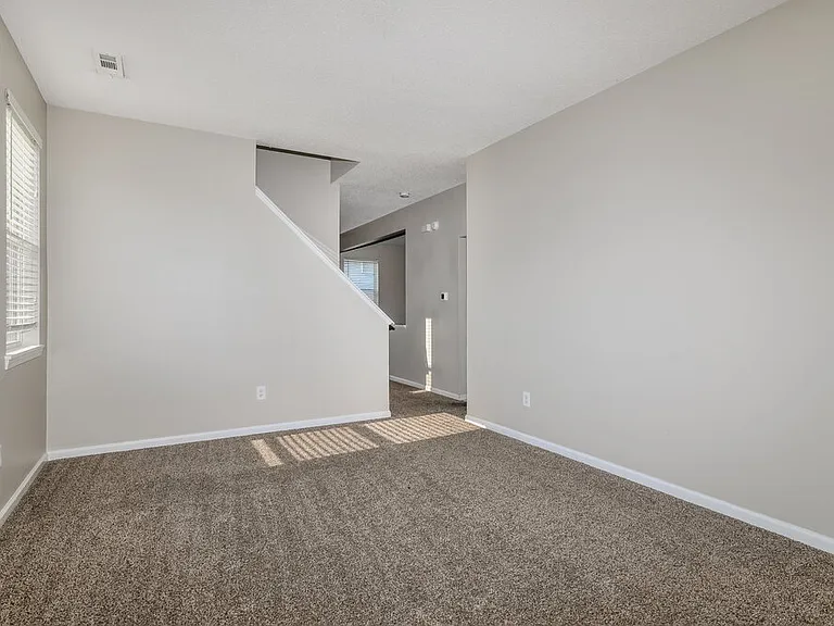672 Cloverfield Ln — Photo 4