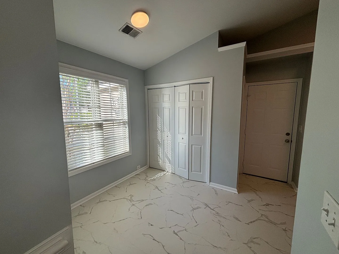 3 bed, 2.0 bath, 1201 sqft, $3,000 — Photo 4