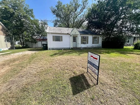 308 E South St, Weimar, TX 78962
