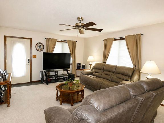 3rd image of 816 W 10th St.