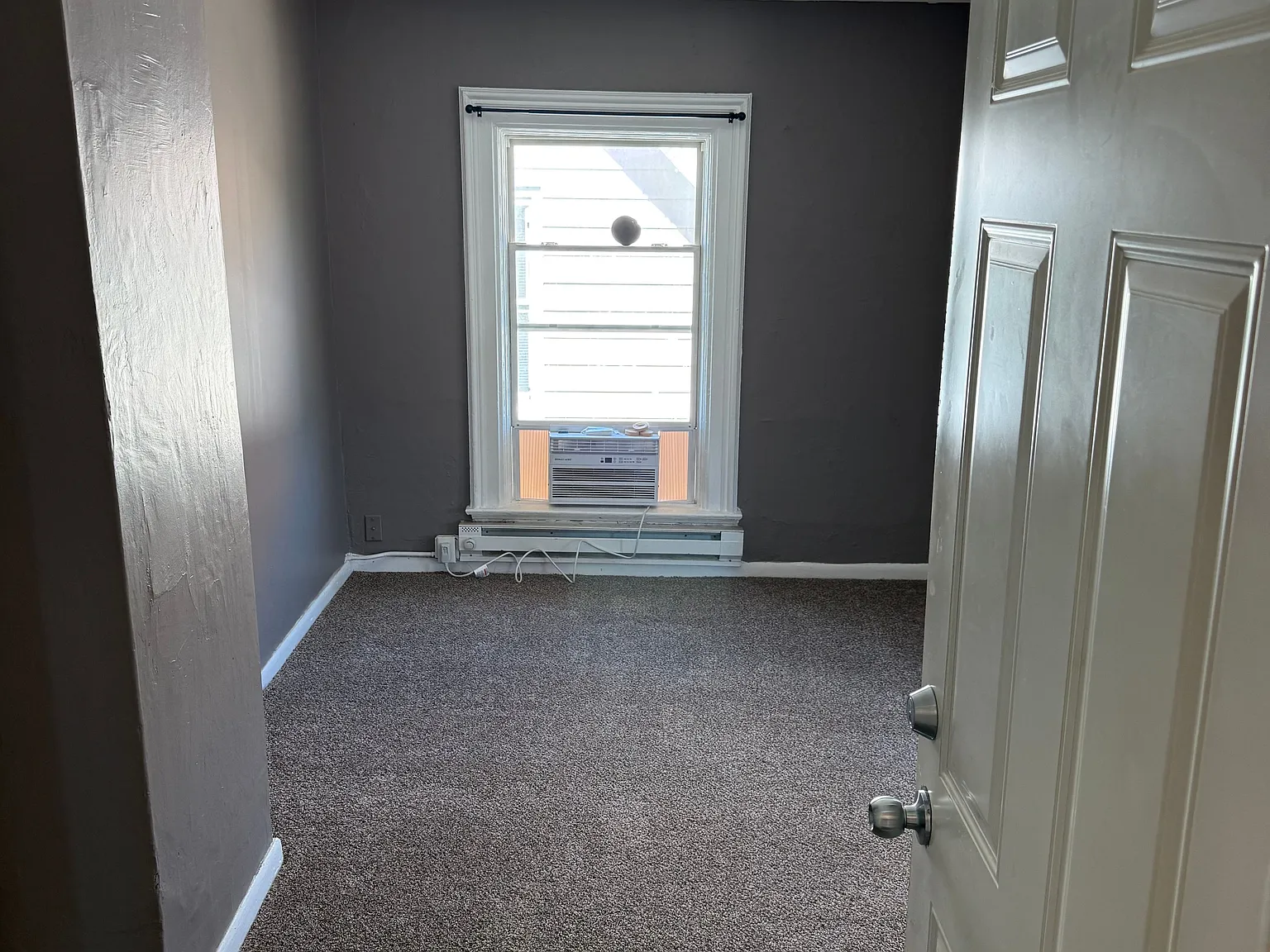 3 bed, 1.0 bath, 1100 sqft, $1,300 — Photo 4
