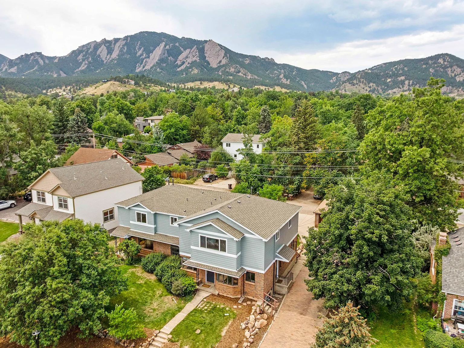5 bed, 2000 sqft, $9,743 — Photo 2