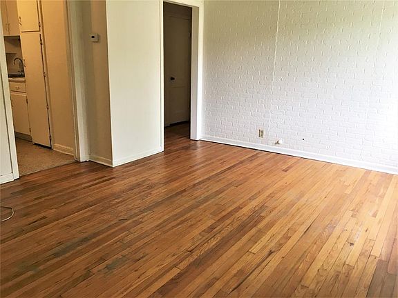 3rd image of 210 Huisache St