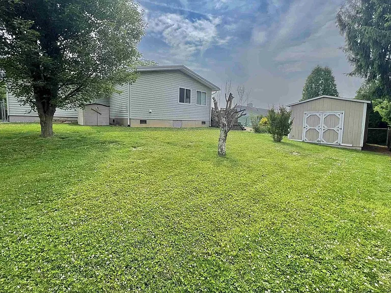 1465 Woodland Dr — Photo 3