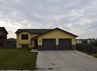 653 7th St SW, Dickinson, ND 58601