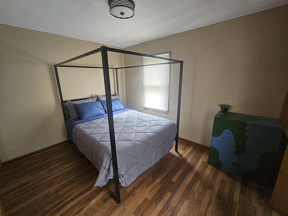 Bedroom 1 (Queen Bed)
