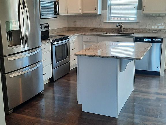 4th image of 806 Admirals Quay Dr