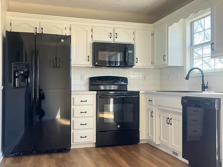 1407 Spruce Dr — Photo 6