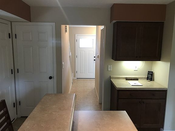 3rd image of 6873 Vantage Ct