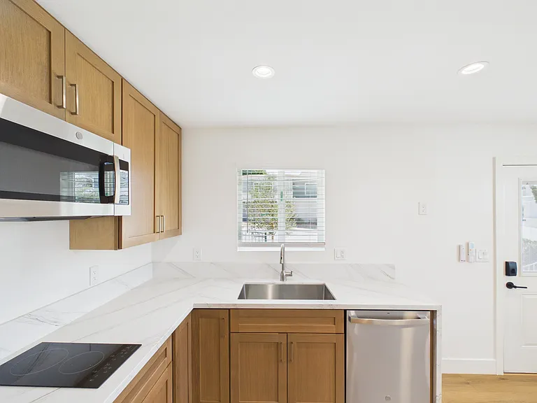 1130 W Redwood St — Photo 13