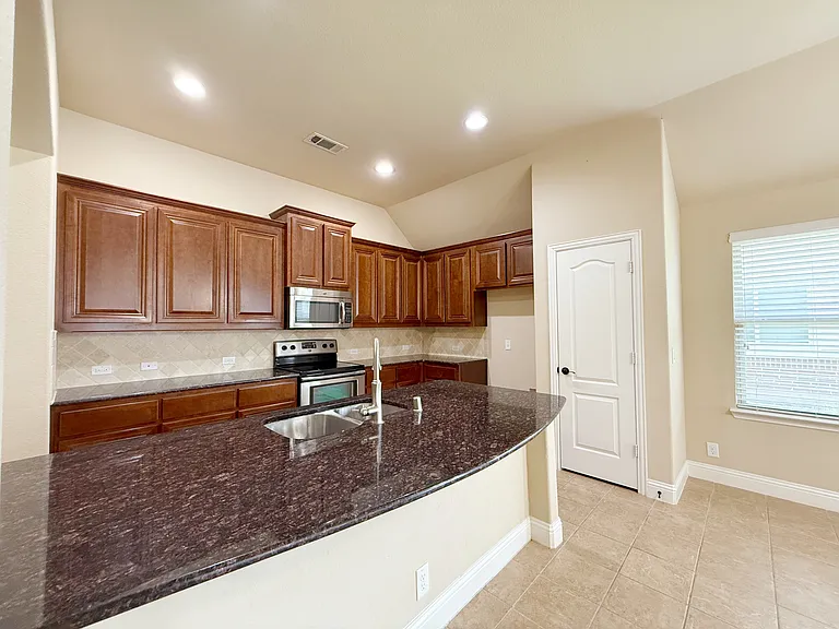 4303 Oak Bluff Dr — Photo 12