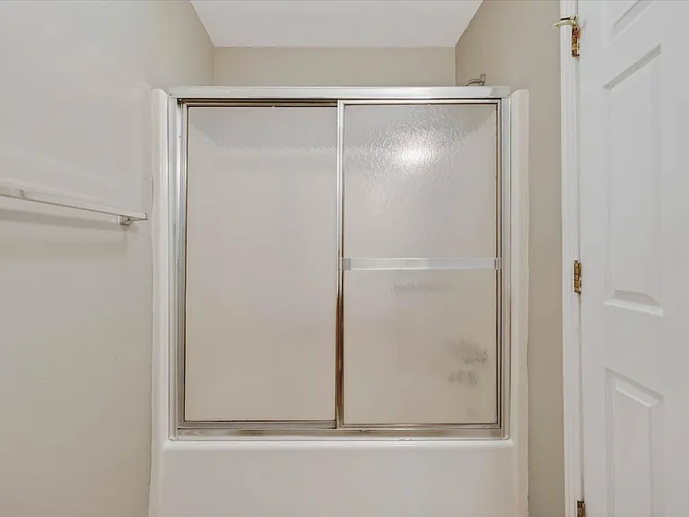 921 Kingsbury Dr #C — Photo 22