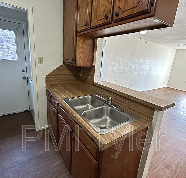 2717 W Shaw St — Photo 3