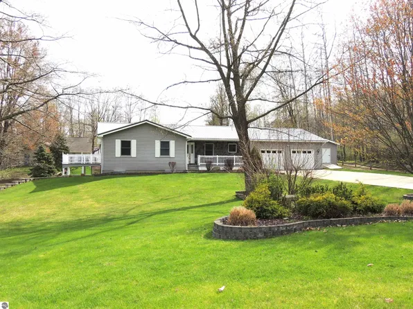 1026 Granada Dr, Lake Isabella, MI 48893