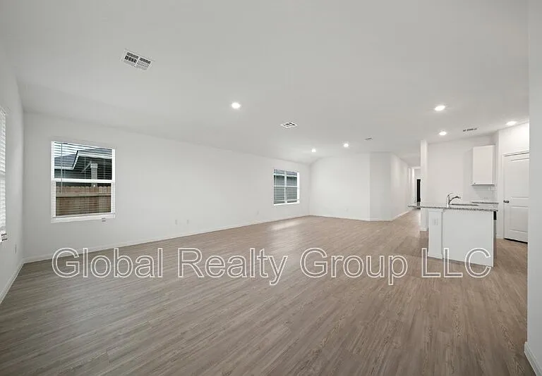 9105 Navarro Vis — Photo 7