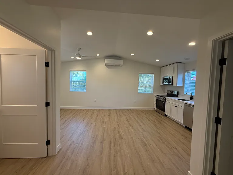 4005 Manzanita — Photo 3