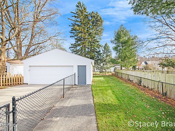 4th image of 2440 Raymond Ave SE