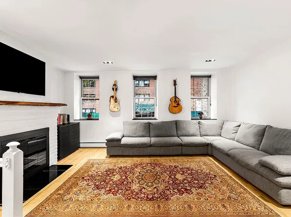314 E 50th St APT 1E, Manhattan, NY 10022