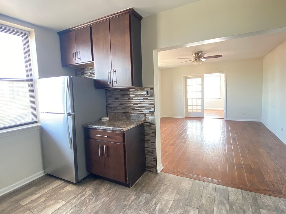 1st image of 3933 N Clarendon Ave #Penthouse