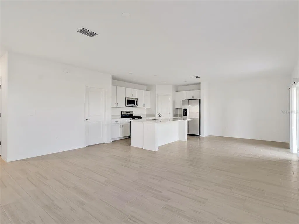 4 bed, 2.5 bath, 2000 sqft, $2,450 — Photo 4