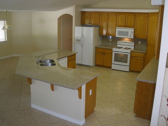 4th image of 11644 Hemlock Ave