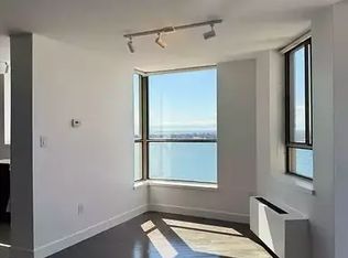270 Queens Quay W #2102, Toronto, ON M5V 3J2