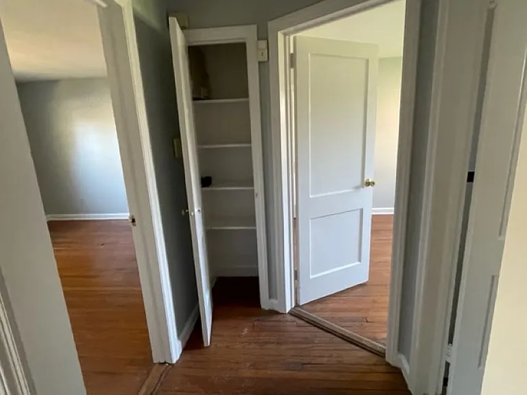 581 Thomas St — Photo 11