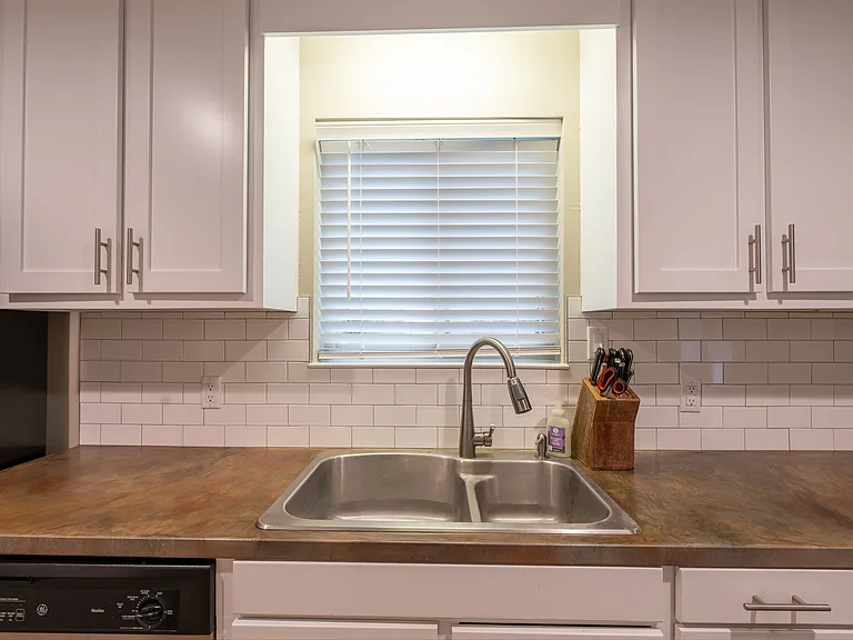 960 Springhill Dr — Photo 9