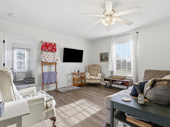 4th image of 1519 E Calhoun St