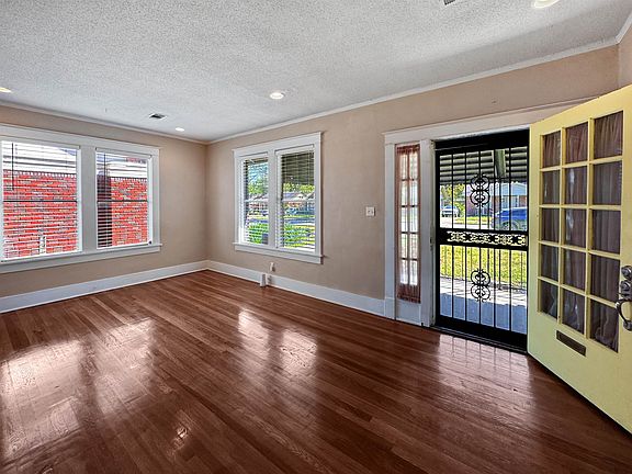 5th image of 689 N Willett St