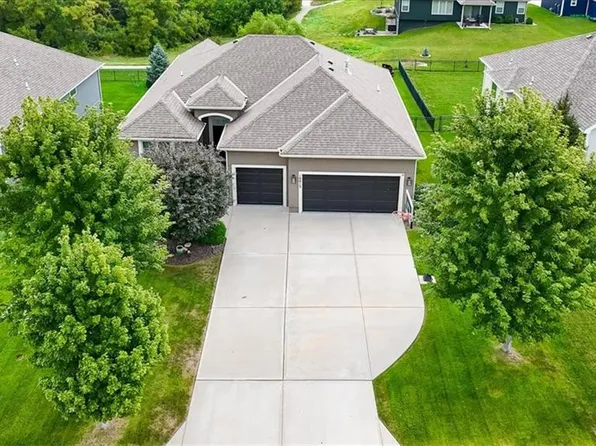 19013 Deer Run St, Spring Hill, KS 66083