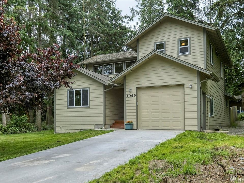 Built in 2011, this home is just three blocks from the water and a short stroll to Fort Worden to enjoy the trails, lighthouse, gathering spaces and events.  
