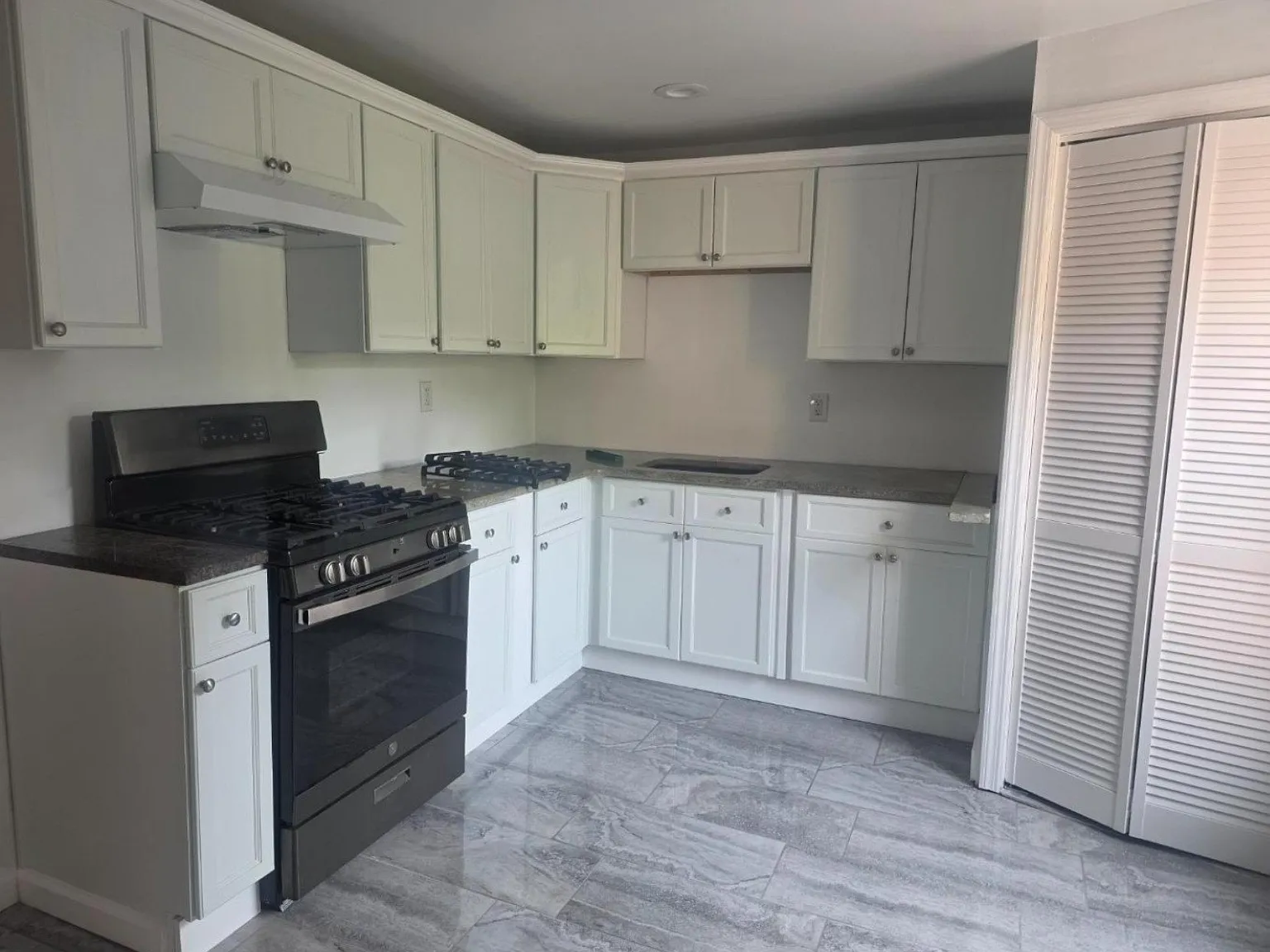 Renovated 2-bedroom apartment for rent — Photo 1